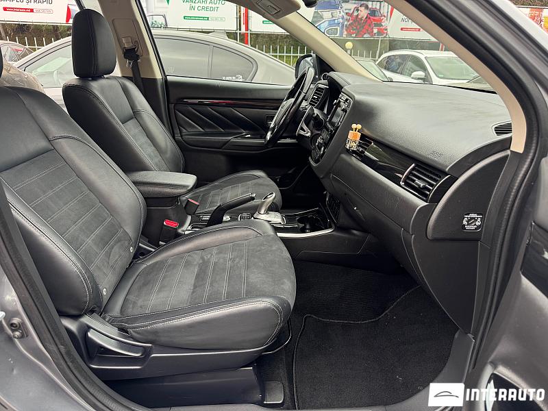 Mitsubishi Outlander 15 automobil-interauto