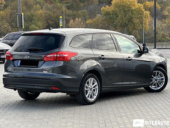 Ford Focus 33 interauto-car