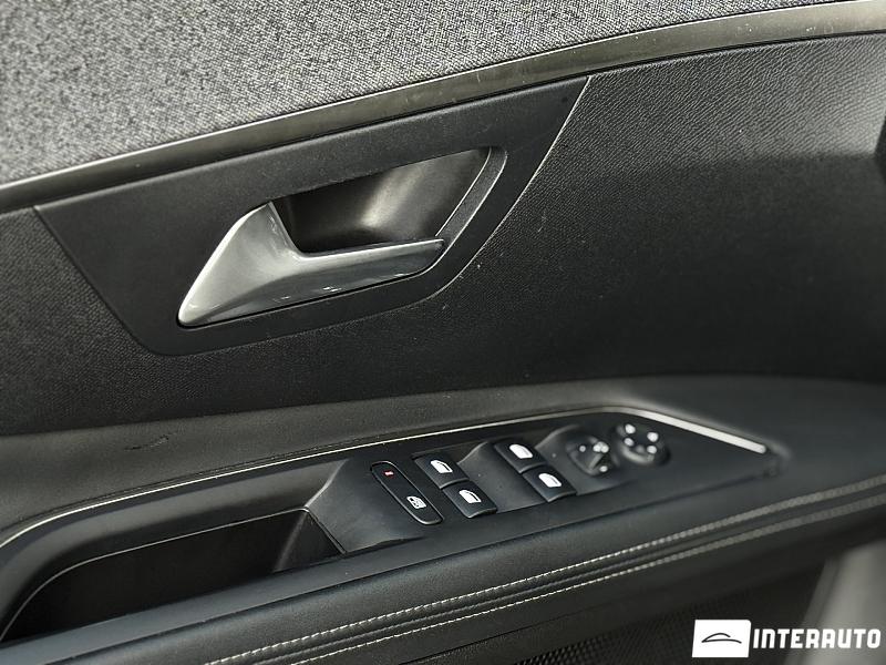 Peugeot 3008 19 automobil-interauto