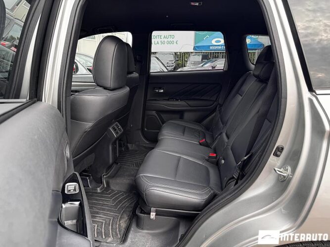 Mitsubishi Outlander 41 interauto-car