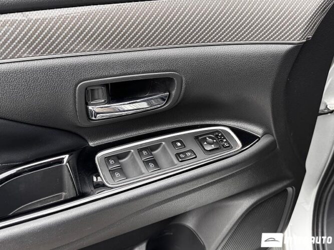 Mitsubishi Outlander 46 interauto-car