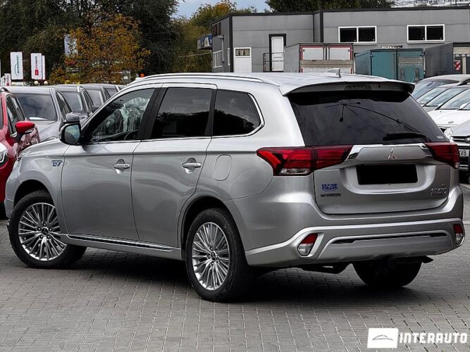 Mitsubishi Outlander 34 interauto-car
