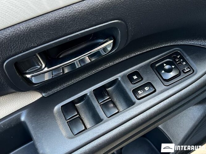 Mitsubishi Outlander 38 interauto-car