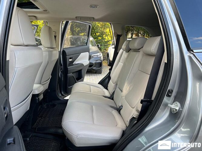 Mitsubishi Outlander 49 interauto-car