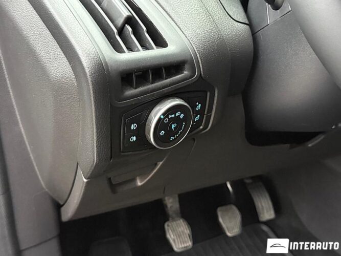 Ford Focus 33 interauto-car