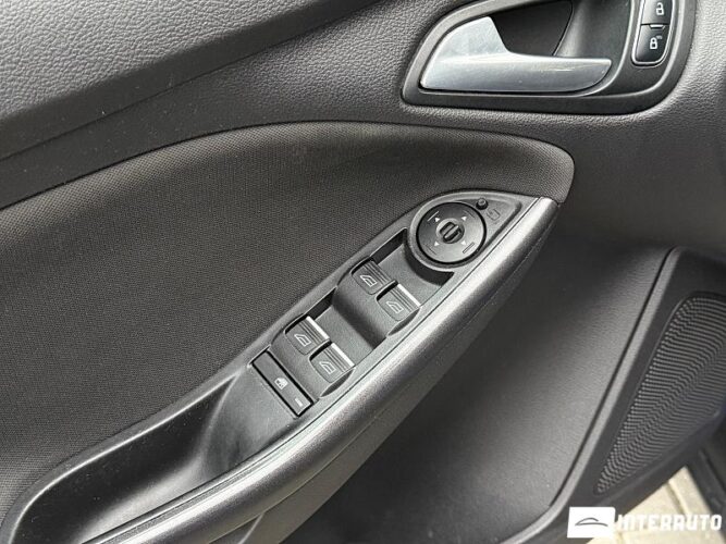 Ford Focus 32 interauto-car