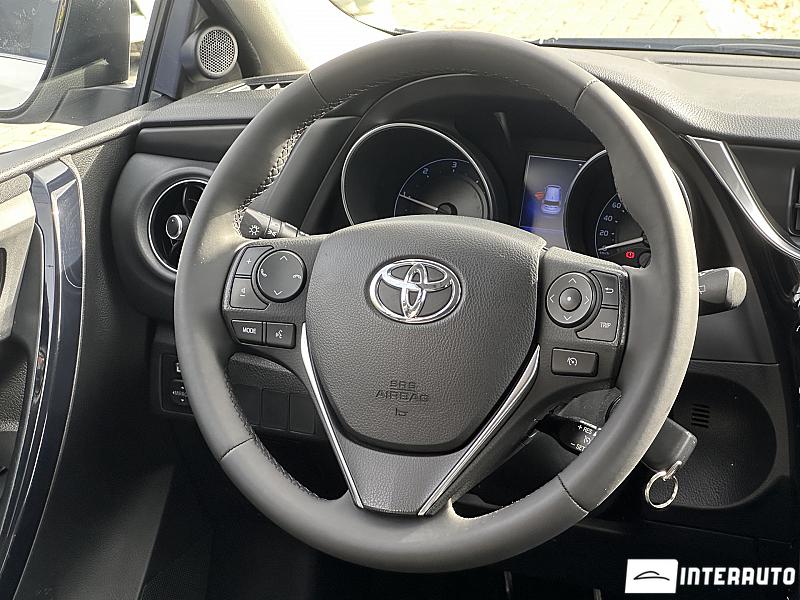 Toyota Auris 17 automobil-interauto