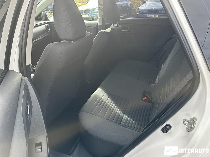 Toyota Auris 23 automobil-interauto