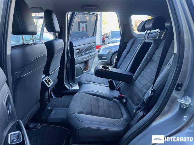 Mitsubishi Outlander 51 interauto-car