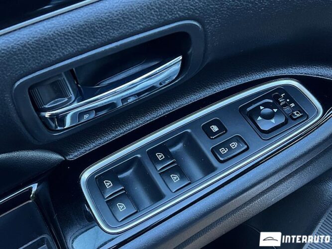 Mitsubishi Outlander 38 interauto-car