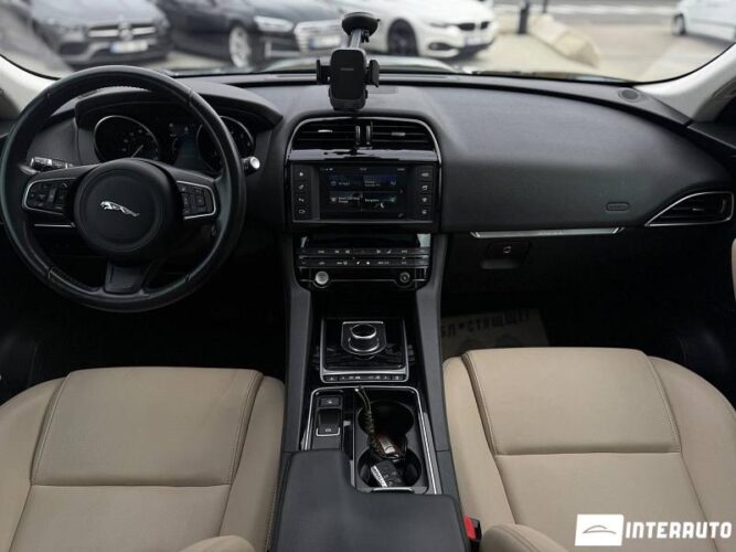 Jaguar F-Pace 38 interauto-car