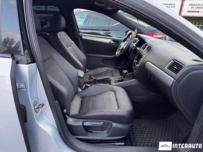 Volkswagen Jetta GLI 33 interauto-car