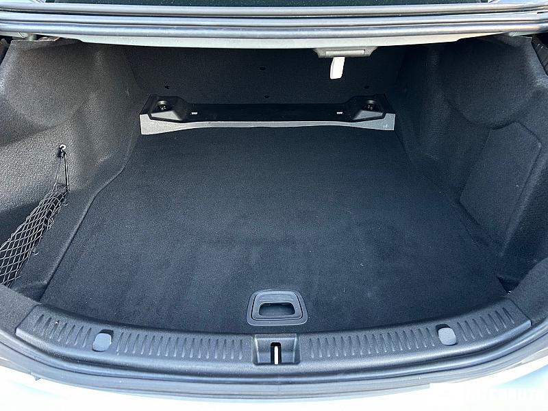 Mercedes E 220 33 automobil-interauto