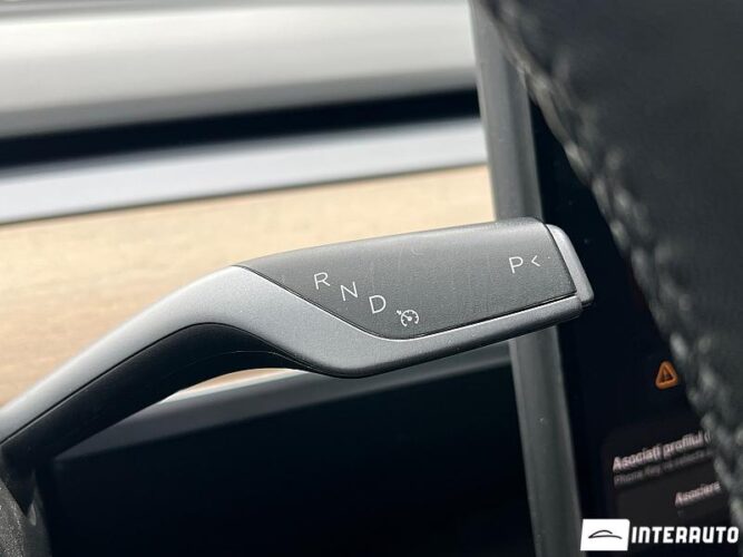 Tesla Model 3 38 interauto-car