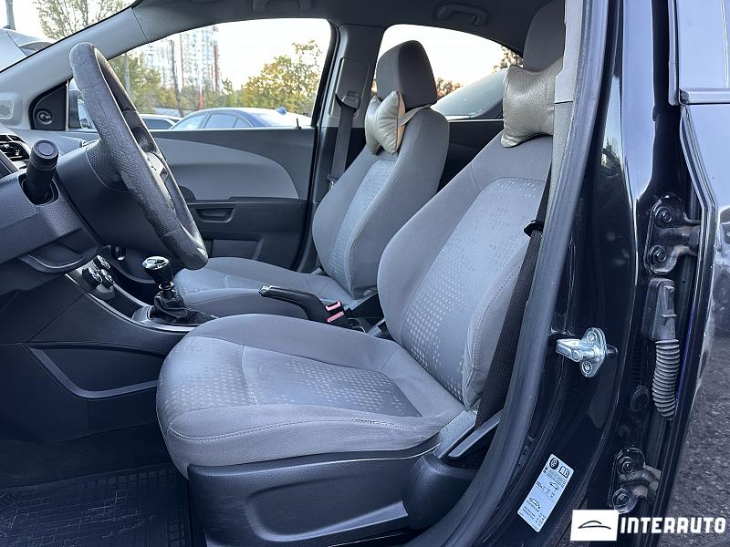 Chevrolet Aveo 15 automobil-interauto