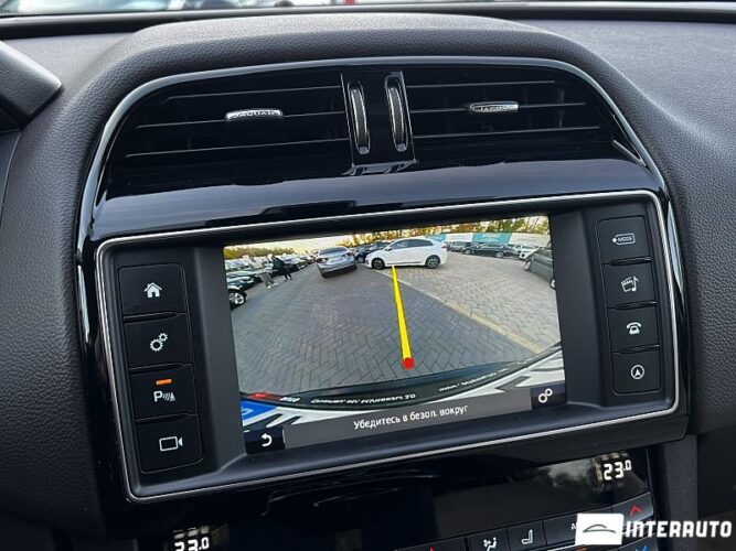 Jaguar F-Pace 37 interauto-car