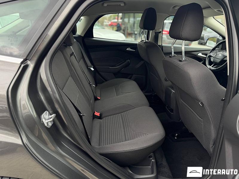 Ford Focus 25 automobil-interauto