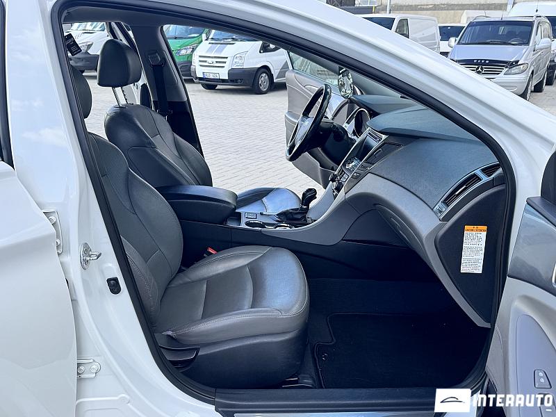 Hyundai Sonata 27 automobil-interauto