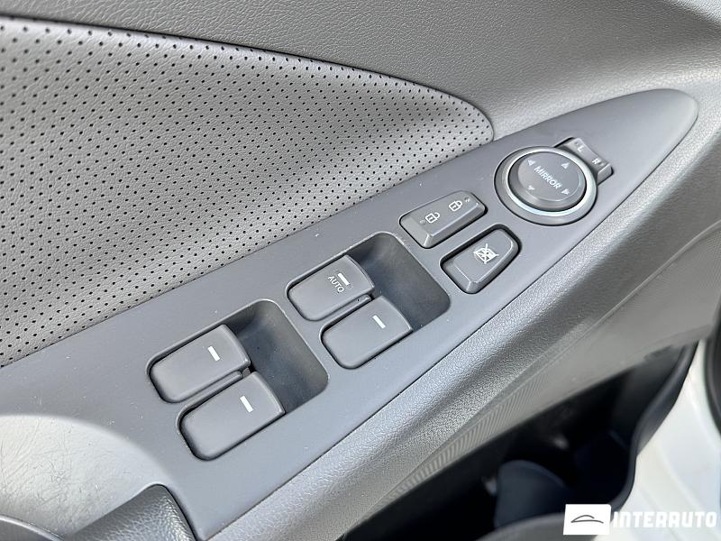 Hyundai Sonata 30 automobil-interauto
