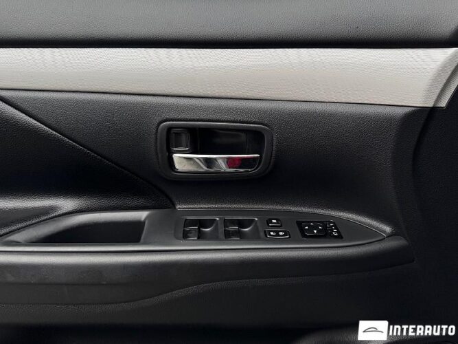 Mitsubishi Outlander 40 interauto-car