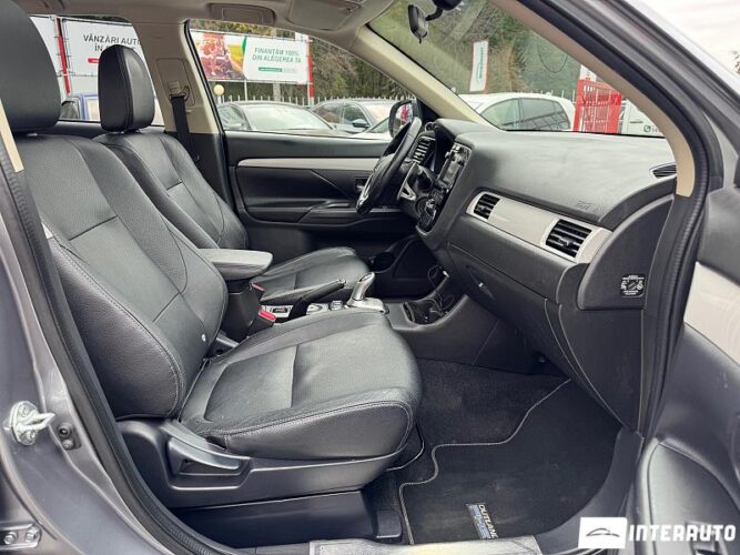 Mitsubishi Outlander 33 interauto-car