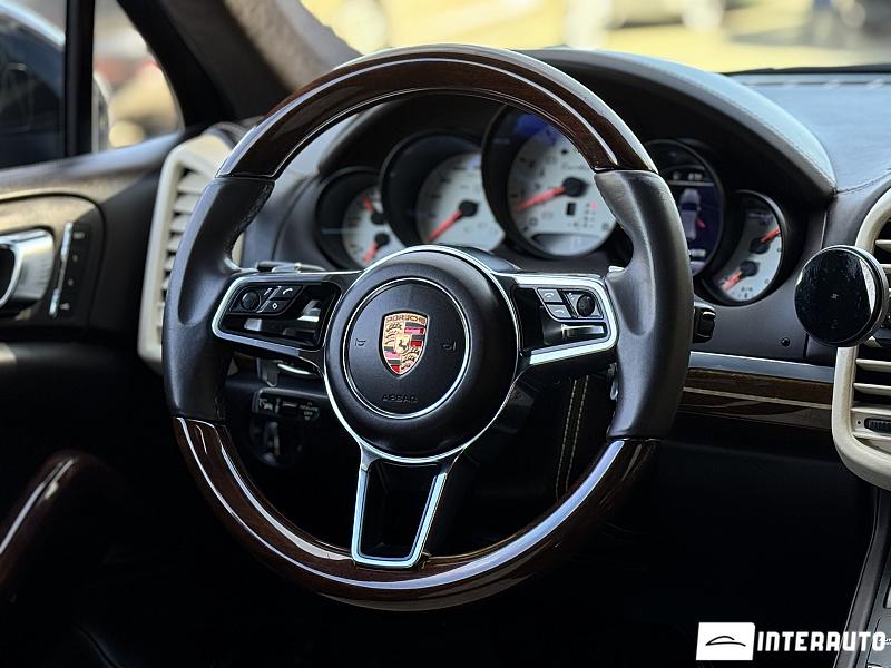 Porsche Cayenne Turbo 22 automobil-interauto