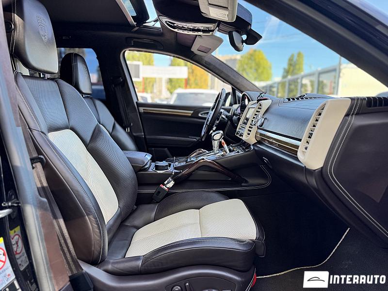 Porsche Cayenne Turbo 32 automobil-interauto