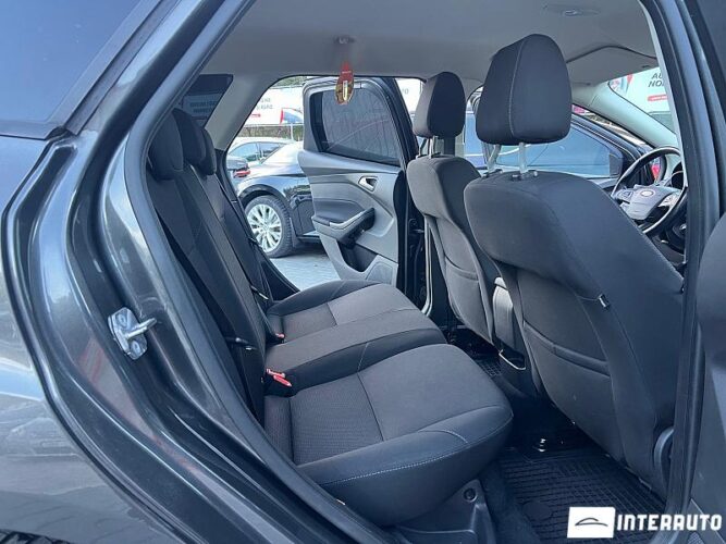 Ford Focus 33 interauto-car