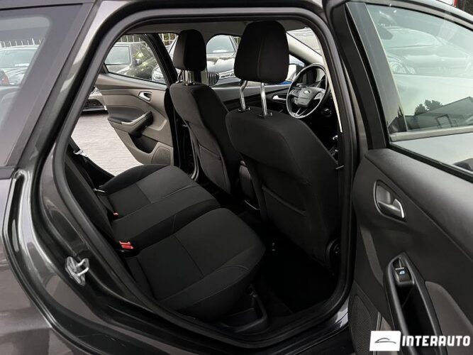 Ford Focus 41 interauto-car