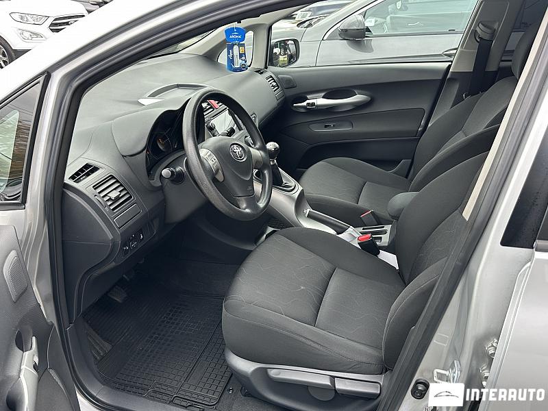 Toyota Auris 15 automobil-interauto