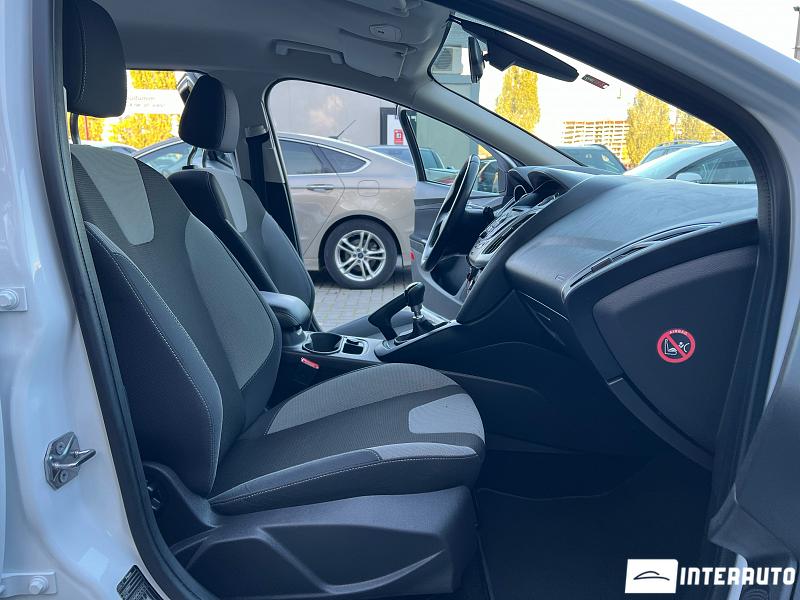 Ford Focus 25 automobil-interauto