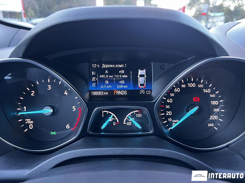 Ford Kuga 19 automobil-interauto