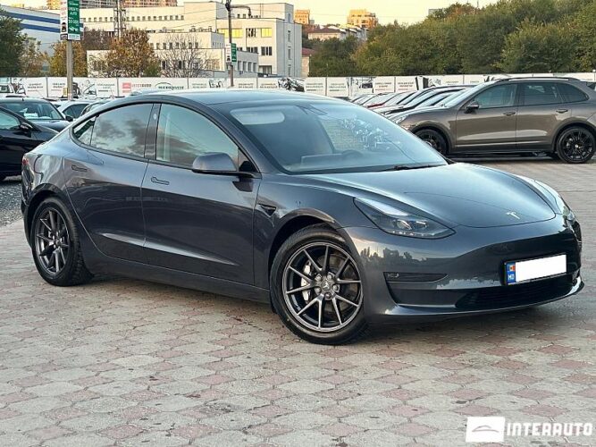 Tesla Model 3 33 interauto-car