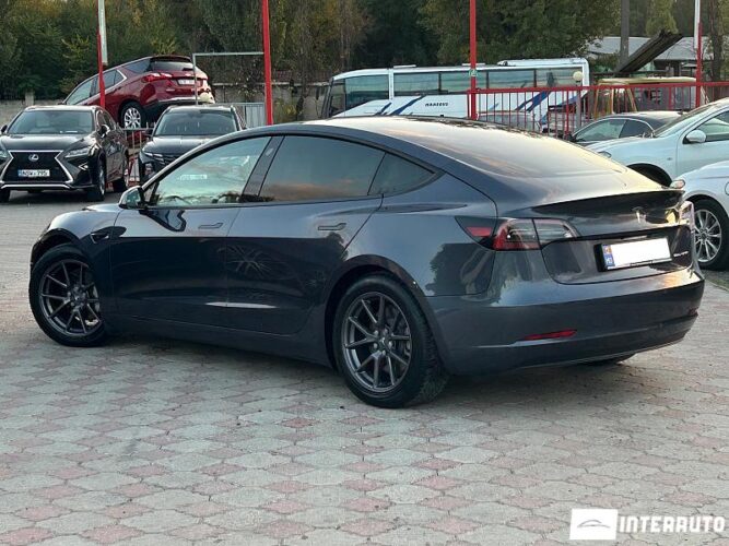 Tesla Model 3 32 interauto-car