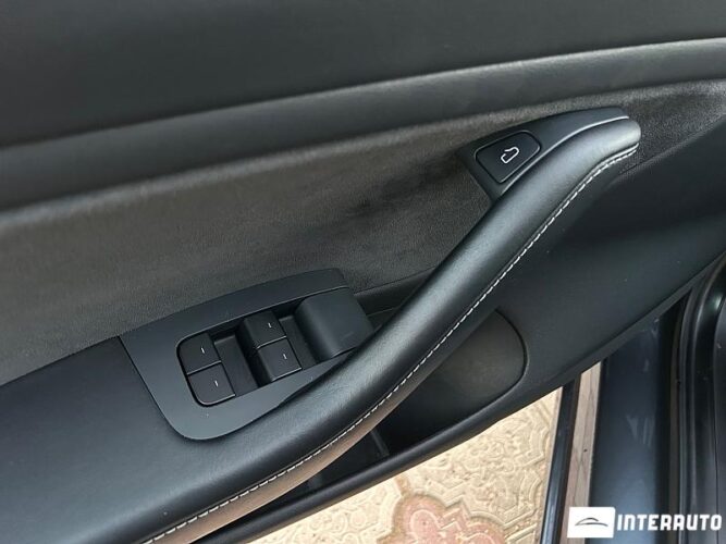 Tesla Model 3 36 interauto-car