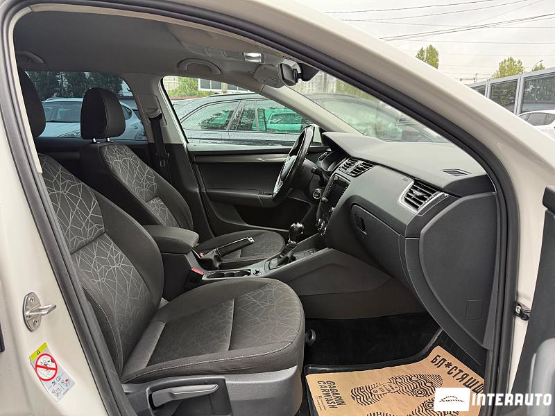 Skoda Octavia 25 automobil-interauto
