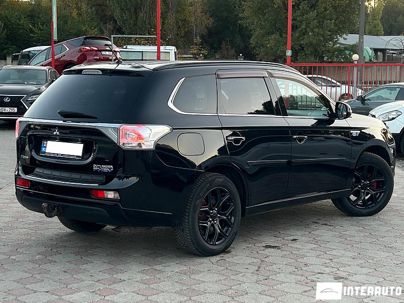 Mitsubishi Outlander 12 automobil-interauto