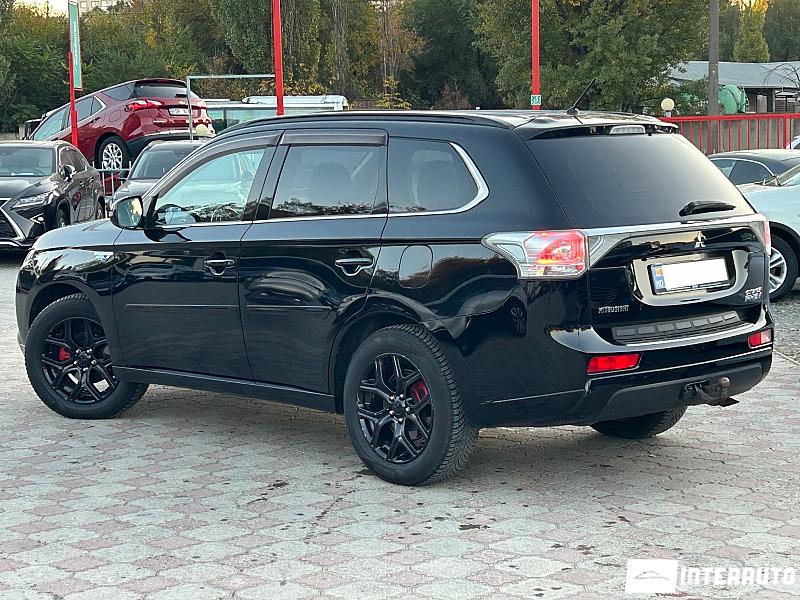 Mitsubishi Outlander 13 automobil-interauto