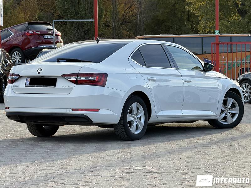 Skoda Superb 12 automobil-interauto