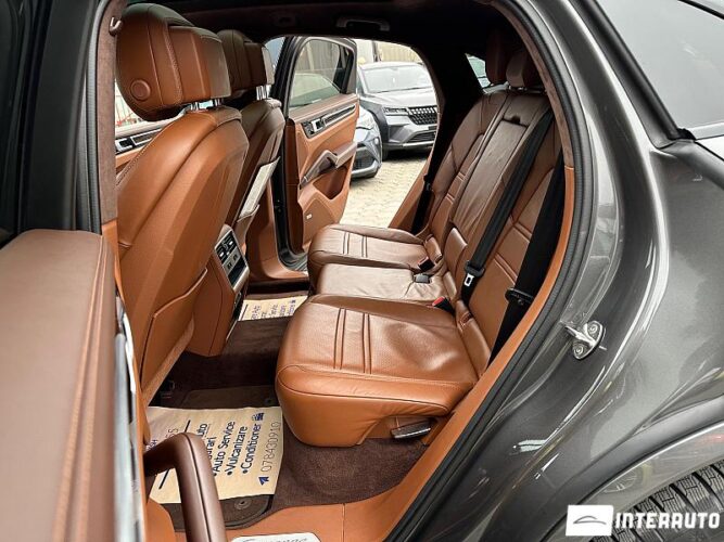 Porsche Cayenne E Coupe 42 interauto-car