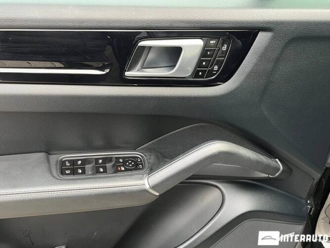Porsche Cayenne E-Hybrid 38 interauto-car
