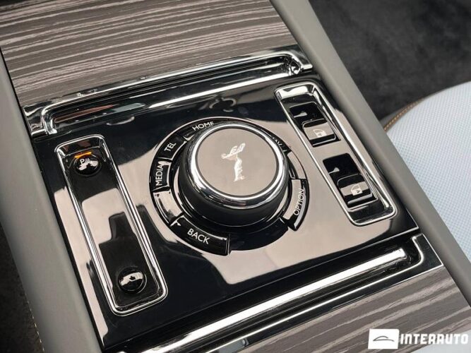 Rolls-Royce Spectre 70 interauto-car