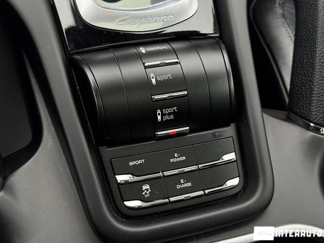 Porsche Cayenne S Hybrid 43 interauto-car