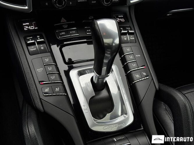 Porsche Cayenne S Hybrid 42 interauto-car