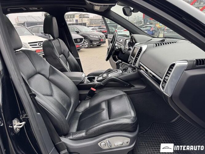 Porsche Cayenne S Hybrid 48 interauto-car