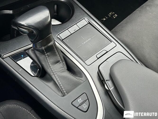 Lexus UX 250h 41 interauto-car