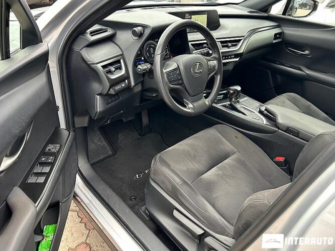 Lexus UX 250h 33 interauto-car