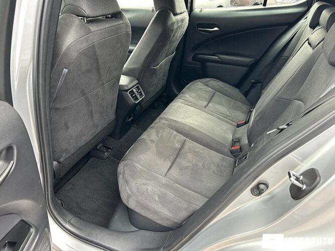 Lexus UX 250h 43 interauto-car