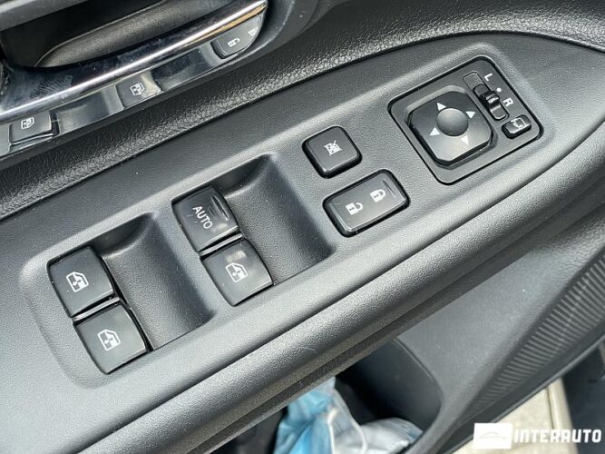 Mitsubishi Outlander 37 interauto-car