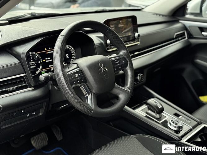 Mitsubishi Outlander 37 interauto-car